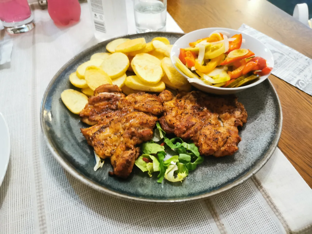 Friptură rumenită la grătar cu cartofi aurii și legume