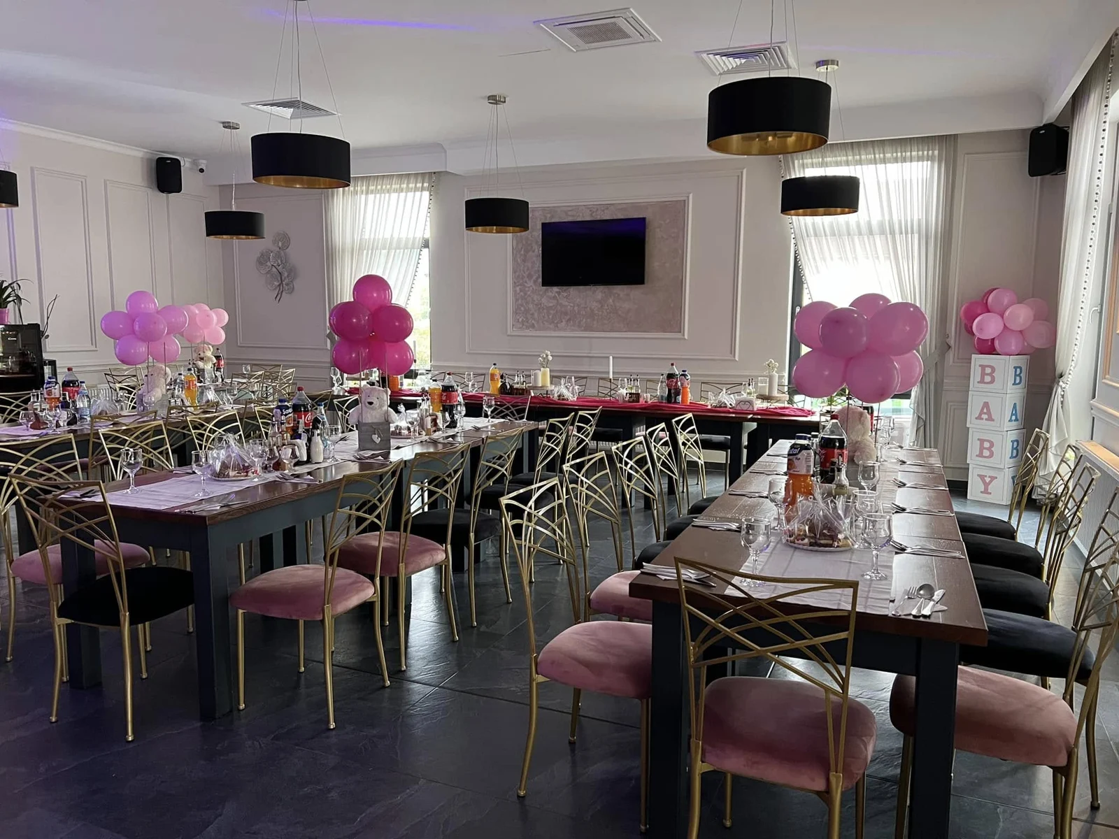 Sala restaurantului cu mese pregătite într-un decor de sărbătoare