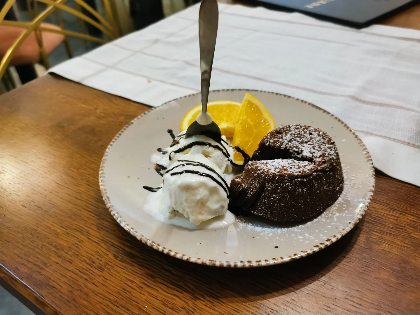 Desert cu ciocolată și înghețată