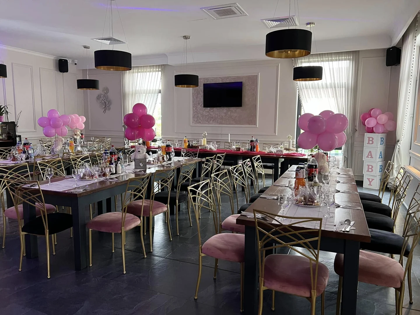 Sala La Taverna, cu mese pregătite și scaune aurii